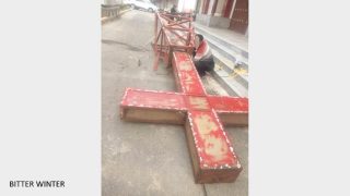 COUNTY PARTY OFFICIALS ORDER TO REMOVE CROSSES IN HENAN (VIDEO)