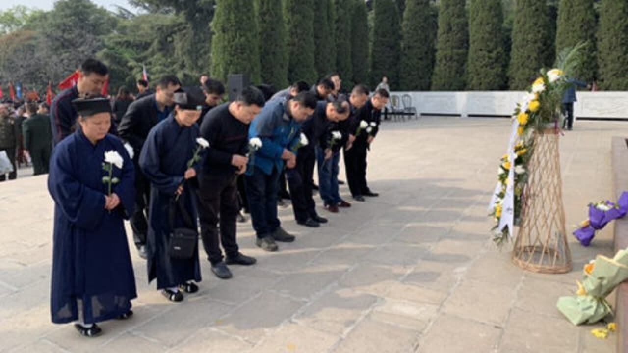 Tomb Sweeping to Inherit the Revolutionary Gene STELLA DEL MATTINO