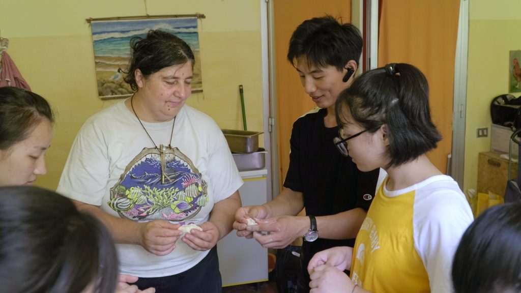 Christians from the Morning Star Association are teaching the staff members of Il Giardino degli Aromi Onlus to make Chinese dumplings. (Photo: Chongsheng)