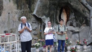 Hong Kong Catholics pray as thousands defy police