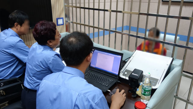 Shanxi police are interrogating in a detention house.