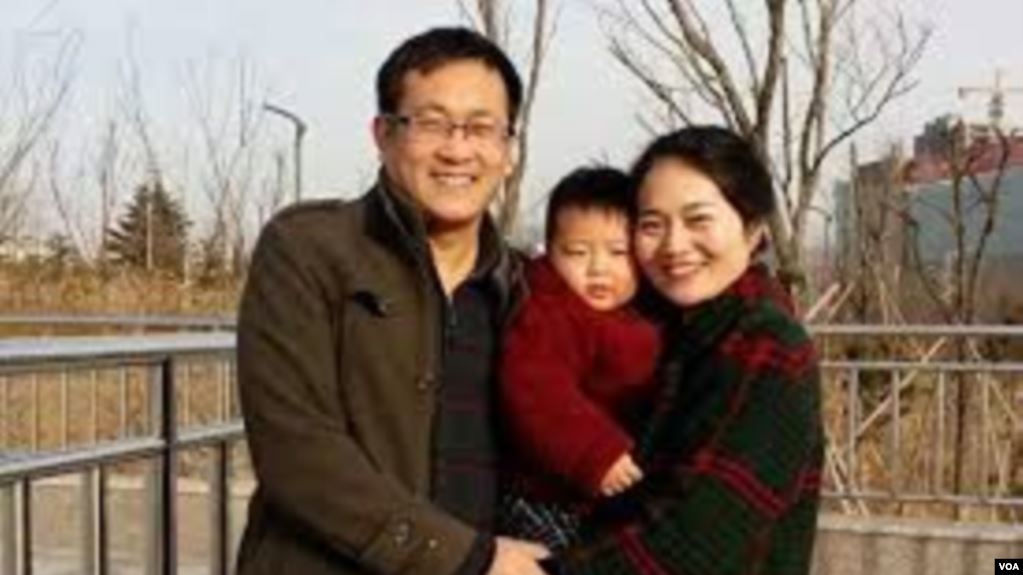 维权律师王全璋在“被消失”前与妻子李文足和孩子的合影。（资料照片）