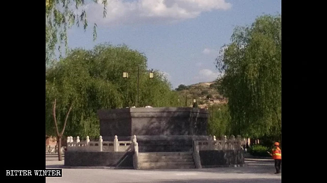 The plinth of the three-faced Guanyin statue in the Yiju Temple.