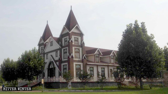 Cross was removed from a church in a tourist attraction area in Linyi’s Hedong district.